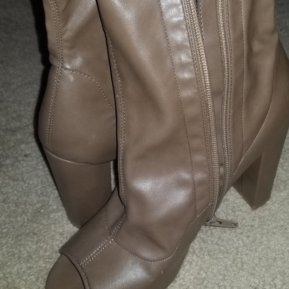 Heels - Picture 3 of 3